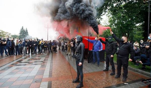 Большая часть украинцев считает, что их страна развивается в неправильном направлении 