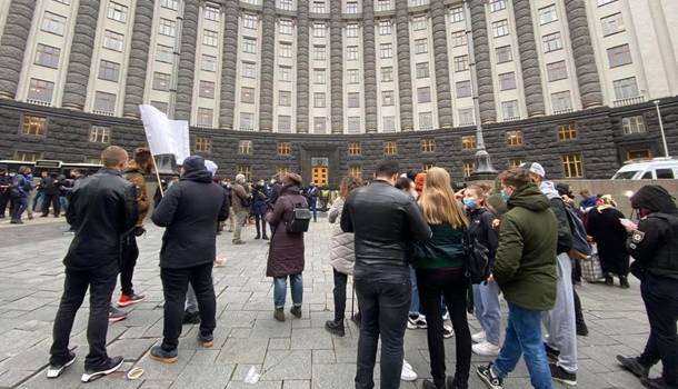 Рестораторы вышли на протест под здание Кабмина из-за карантина выходного дня Рестораторы вышли на протест под здание Кабмина из-за карантина выходного дня