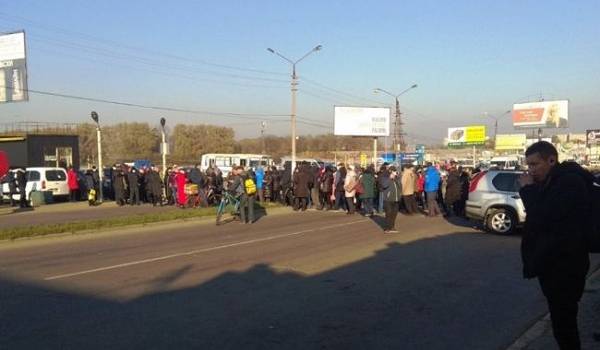 Предприниматели Черновцов перекрыли дорогу в знак протеста против карантина выходного дня 