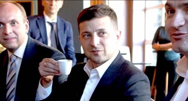 Давыдюк: Зеленский вел себя слишком вальяжно по отношению к коронавирусу - кофе в кафе на карантине, фотографирование без масок и большое количество людей Давыдюк: Зеленский вел себя слишком вальяжно по отношению к коронавирусу - кофе в кафе на карантине, фотографирование без масок и большое количество людей