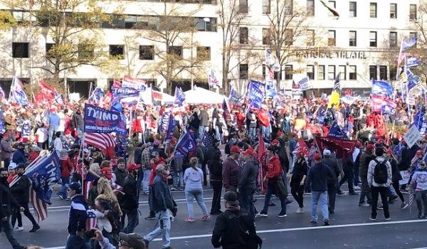 На митинге сторонников Трампа произошли столкновения На митинге сторонников Трампа произошли столкновения