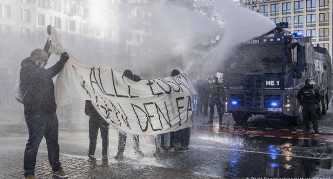 Политолог: во Франкфурте полиция разогнала водометом коронаскептиков и их оппонентов, что-то подобное ожидает и Украину