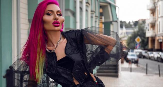 «Господи, это великолепно, божественно»: украинская блогерша, которая сделала себе «марсианские» скулы, обзавелась разноцветными волосами 