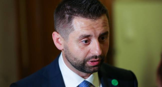 «Швондеры в парламенте и б*дло, возглавляющее моносброд»: Украинские политики накинулись на Арахамию, стоявшего спиной к Тимошенко во время ее выступления «Швондеры в парламенте и б*дло, возглавляющее моносброд»: Украинские политики накинулись на Арахамию, стоявшего спиной к Тимошенко во время ее выступления