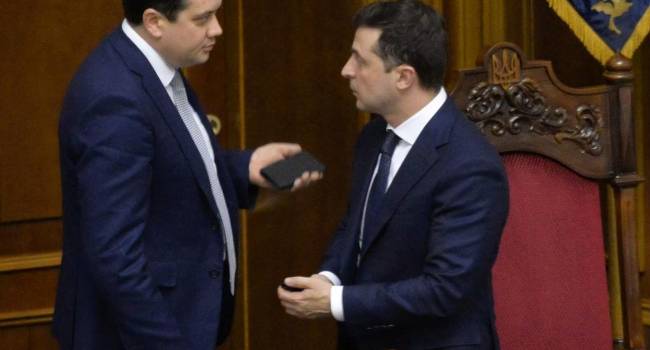 Зеленскому сегодня не доверяют более 50 процентов украинцев, но президент по-прежнему возглавляет рейтинг доверия - опрос