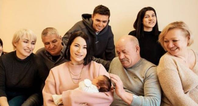 «Боже, какое нереальное фото»: Ида Галич появилась на обложке известного глянца в компании мужа и сына 