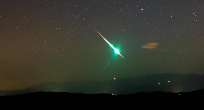 Над побережьем Австралии очевидцы наблюдали за огромным зеленым метеоритом 