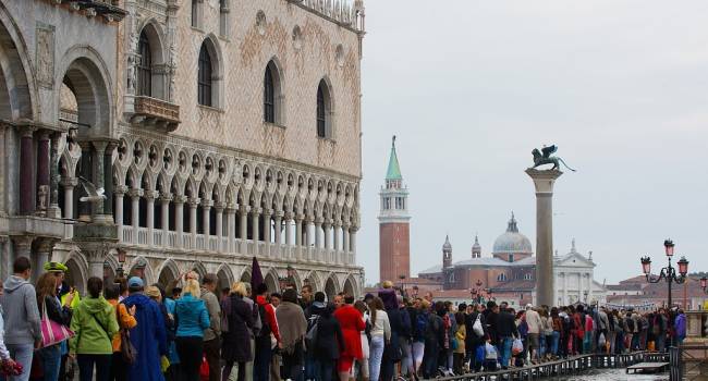  Скоро только платно: власти Венеции начали «борьбу» с туристами 
