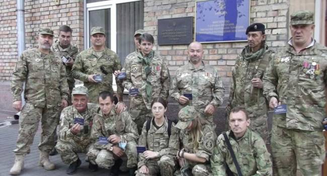 Журналист: благодарен этим двум командам, которые вышли со мной из Майдана и не оставили страну Журналист: благодарен этим двум командам, которые вышли со мной из Майдана и не оставили страну