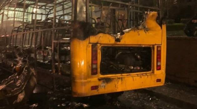 Пожар в Киеве: Маршрутный автобус выгорел дотла Пожар в Киеве: Маршрутный автобус выгорел дотла