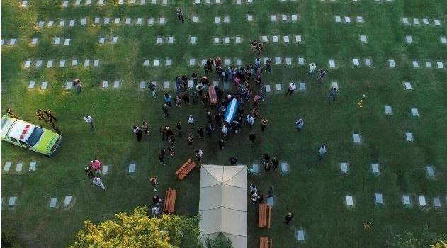 Ни одного фаната не пустили: как проходили похороны Диего Марадоны, - фото 