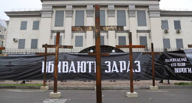 «Убивали тогда, убивают сейчас», «Помним, кто наши враги»: Представители «Нацкорпуса» принесли в День памяти жертв Голодомора кресты под посольство РФ