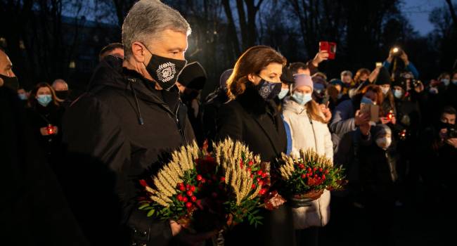 Аналитик: фото говорит само за себя – Зеленский протокольно возложил цветы, Порошенко – вместе с неравнодушными украинцами
