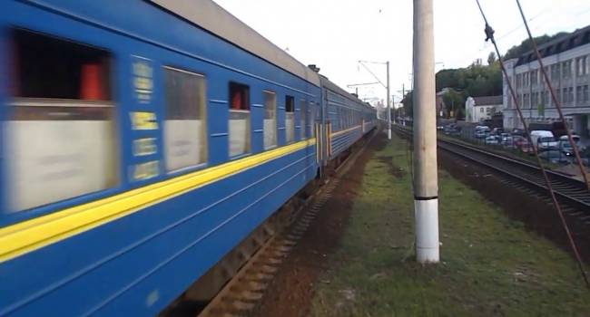 «Укрзализныця» изменит цвет вагонов поездов – Жмак
