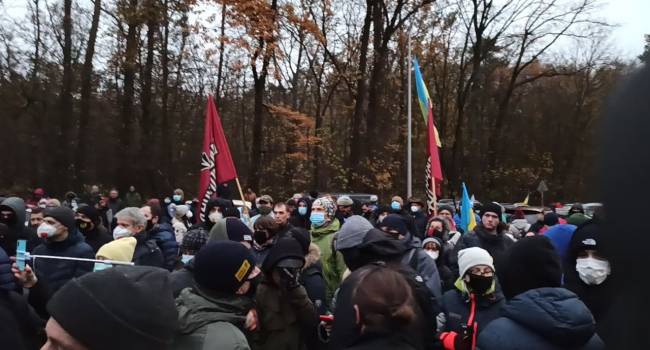 «Путин - х*йло, Зеля - сс*кло», «Импичмент, суд, тюрьма»: Активисты «Движения сопротивления капитуляции» наведались в «Феофанию»