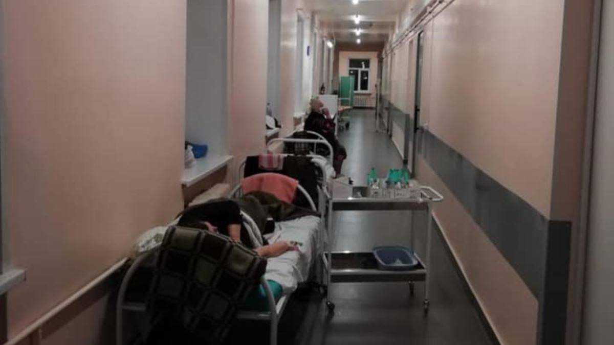 Морг госпиталя. Больные лежат в коридорах больницы. Переполненная больница в коридоре. Коридор больницы с больными.