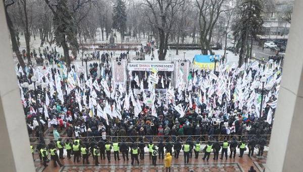 ФОПы проводят масштабную акцию протеста у стен Рады, требуя не вводить карантин 