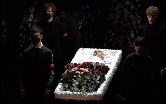 «Неоднозначный человек, не всегда приятный»: Лия Ахеджакова выступила с речью на похоронах Гафта, в сети также опубликовали фото с телом покойного 