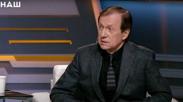 Эксперт: де-юре Зеленский не дорос до уровня де-факто президента 