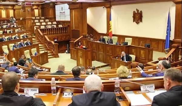 Молдавские депутаты решили вернуть в страну русский язык и путинские телеканалы 