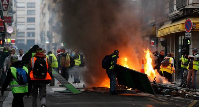 В Париже начались массовые задержания демонстрантов. Кадры жутких боев на улицах города