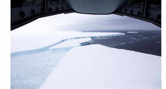 На одном снимке он просто не поместился: военные показали фотографии огромного дрейфующего айсберга 