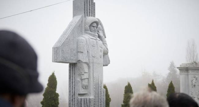 У Зеленского поглумились над памятью героев и патриотов Украины, открывая памятник Каденюку на Байковом кладбище, – политолог У Зеленского поглумились над памятью героев и патриотов Украины, открывая памятник Каденюку на Байковом кладбище, – политолог