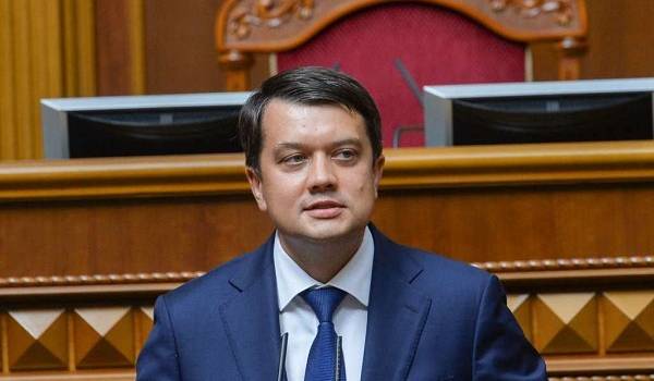 «Это не совсем правильно»: Разумков прокомментировал скандал с елочными игрушками с российской символикой  