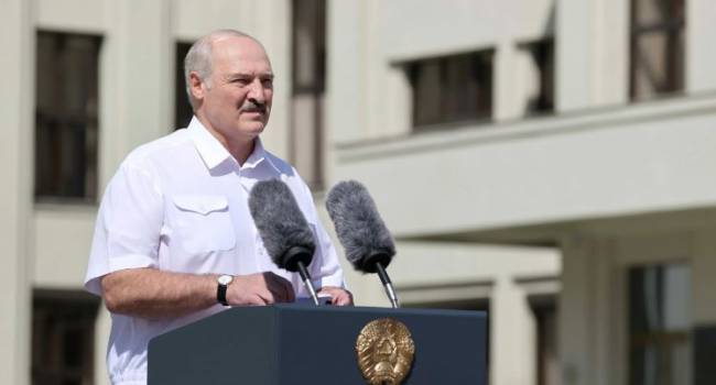 «А пока он останется в кресле»: политолог заявил, что если бы Западу было нужно, то Лукашенко давно бы свергли 