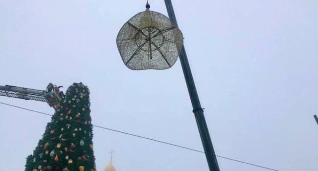 Журналист: неприятно удивил вой возмущенных тем, что в центре Киева елка все-таки будет с Вифлеемской звездой, а не в шляпе ведьмы