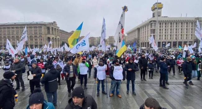 Политолог: силовики Авакова жестко прессуют ФОПов, не давая установить палатки на Майдане Политолог: силовики Авакова жестко прессуют ФОПов, не давая установить палатки на Майдане