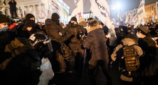 Политолог: атака полиции ФОПов под стелой очень сильно напоминала «зачистку под елку Януковича» Политолог: атака полиции ФОПов под стелой очень сильно напоминала «зачистку под елку Януковича»