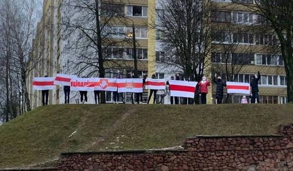 Жители Минска в очередной раз готовятся выйти на марш протеста: центр города оцеплен спецтехникой Жители Минска в очередной раз готовятся выйти на марш протеста: центр города оцеплен спецтехникой