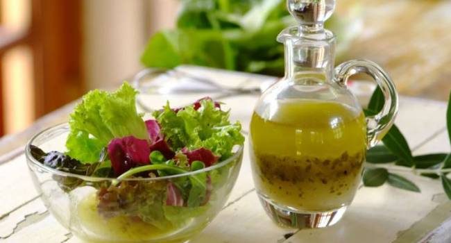 Без всякой гадости: диетолог рассказала о самых лучших заправках для салатов 