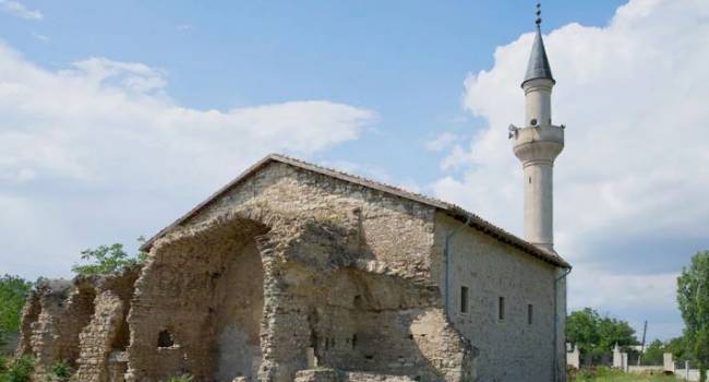 Фото из Крыма просто рвут сердце: муфтий показал, как выглядит заснеженная старинная мечеть на полуострове