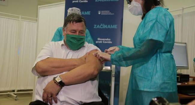 Словакия начала вакцинацию населения от коронавируса 