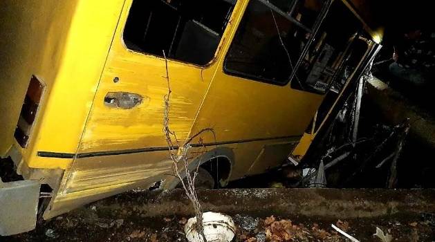 В Николаевской области автобус с пассажирами упал в бассейн 