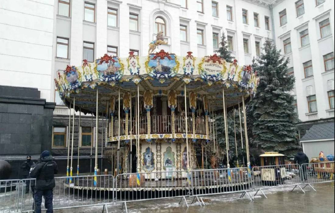 Больше, чем было запланировано: названа сумма, потраченная на новогоднее оформление Офиса президента 