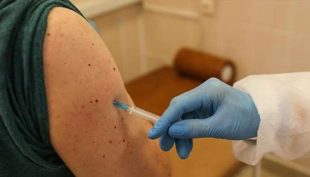 Белорусских врачей начали вакцинировать российской вакциной от коронавируса 