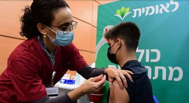 Израильских школьников начали вакцинировать от COVID-19, чтобы они вернулись за парты