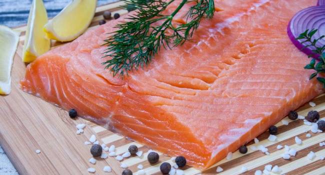 Дорогой деликатес должен быть вкусным и полезным: эксперты назвали правила выбора солёной рыбы