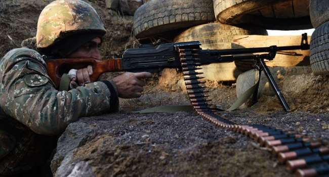 «Есть потери»: В Карабахе возобновилась стрельба на подконтрольной миротворцам РФ территории 