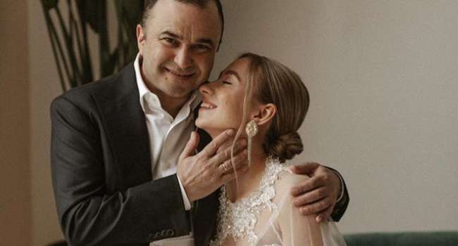  «Может, в день нашего знакомства. Шесть лет будет»: молодая супруга Виктора Павлика рассказала, будут ли они устраивать пышное свадебное торжество 