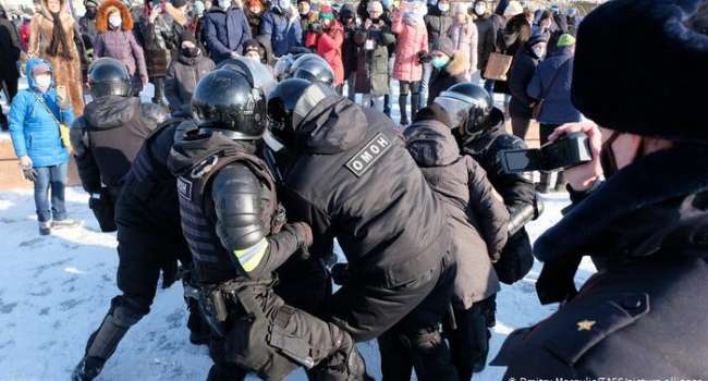 «Жесткий силовой разгон. Люди теряют сознание»: ОМОН начал жестко подавлять акции в поддержку Навального