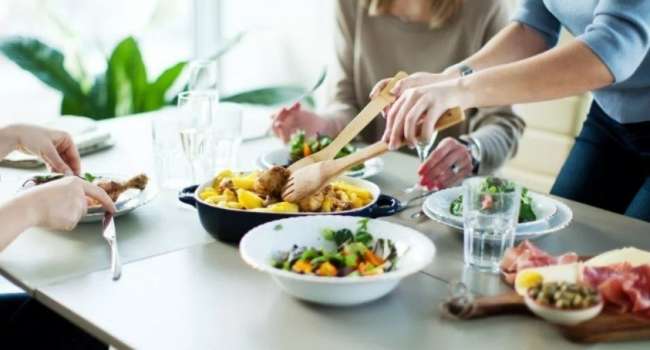 «Употреблять пищу ради того, чтобы жить»: диетолог рассказала, сколько еды требуется человеку