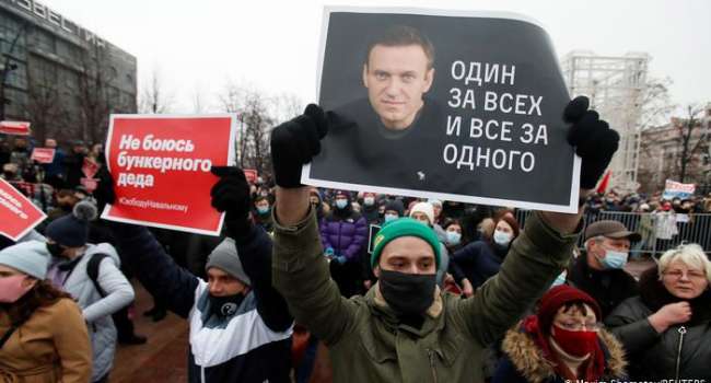 Блогер: надеяться, что россияне выгоняют Путина и Навальный закончит войну так же тупо, как выбрать Зеленского, чтобы он уменьшил тарифы