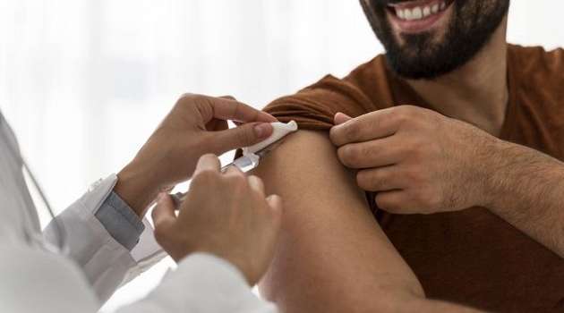 В Испании разгорелся скандал из-за VIP-вакцинации от коронавируса.  Глава генштаба подал в отставку 