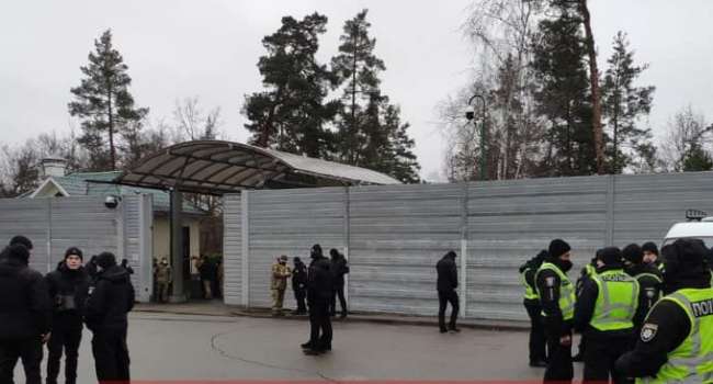 К резиденции Зеленского стянуты десятки правоохранителей: президент празднует день рождение