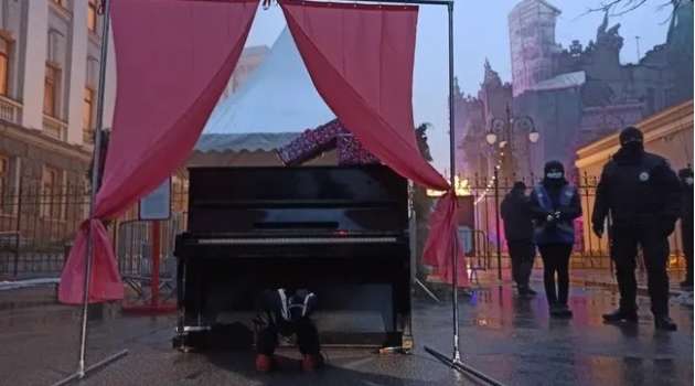 «Сыграй на бис. Занимайся, чем умеешь лучше всего»: Активисты в день рождения Зеленского принесли к ОПУ пианино   