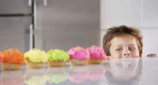 «Скажется не только на весе, но и на психологическом состоянии»: диетолог объяснила, почему нельзя давать детям много сладостей